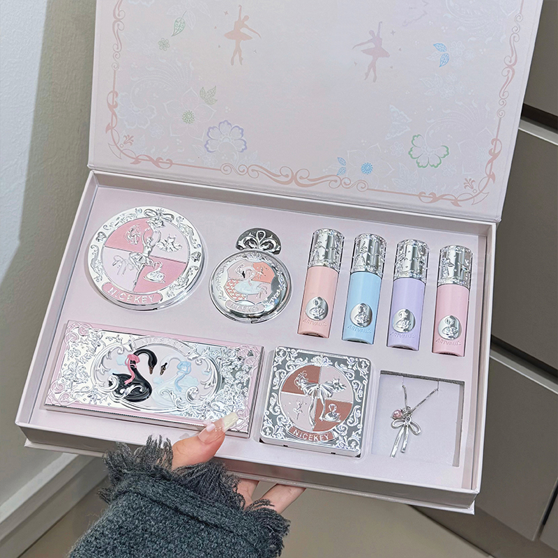 Huda Beauty Makeup Set - NICEKEY ピンクバレエメイクアップセットには、リップマッド4個、ブラッシュ1個、プレストパウダー1個、アイパレット1個、コンターパレット1個、ネックレス付きギフトが含まれています。