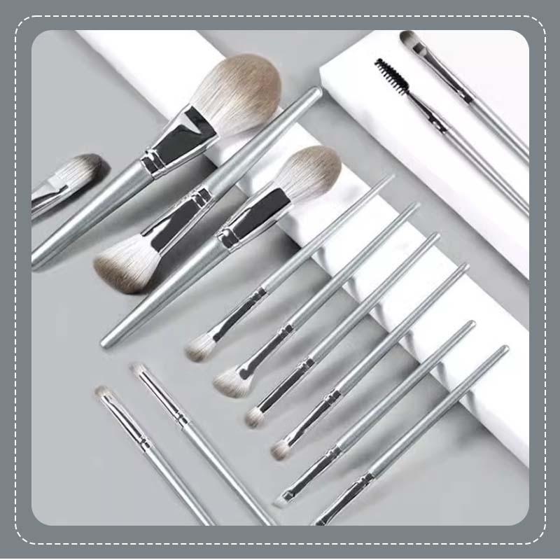 14本入りメイクブラシセット シルバーグレー ソフトで滑らか - Merit Beauty Makeup のレビューと価格