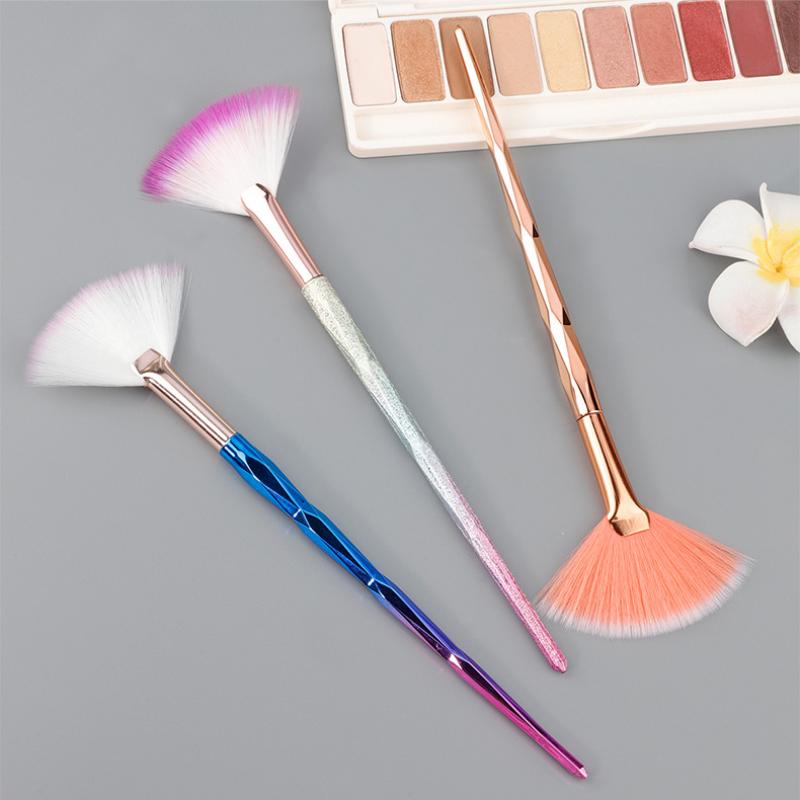 大型フラットハイライトブラッシュ扇形メイクアップブラシパウダ - Makeup Beauty Ro のレビューと価格