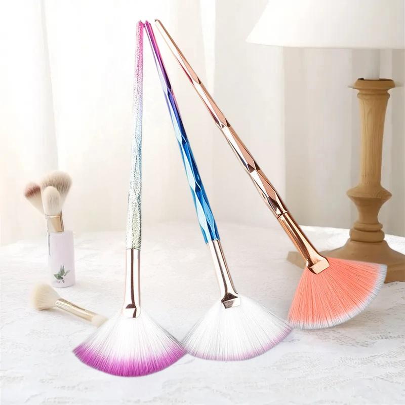 大型フラットハイライトブラッシュ扇形メイクアップブラシパウダ - Makeup Beauty Ro のレビューと価格