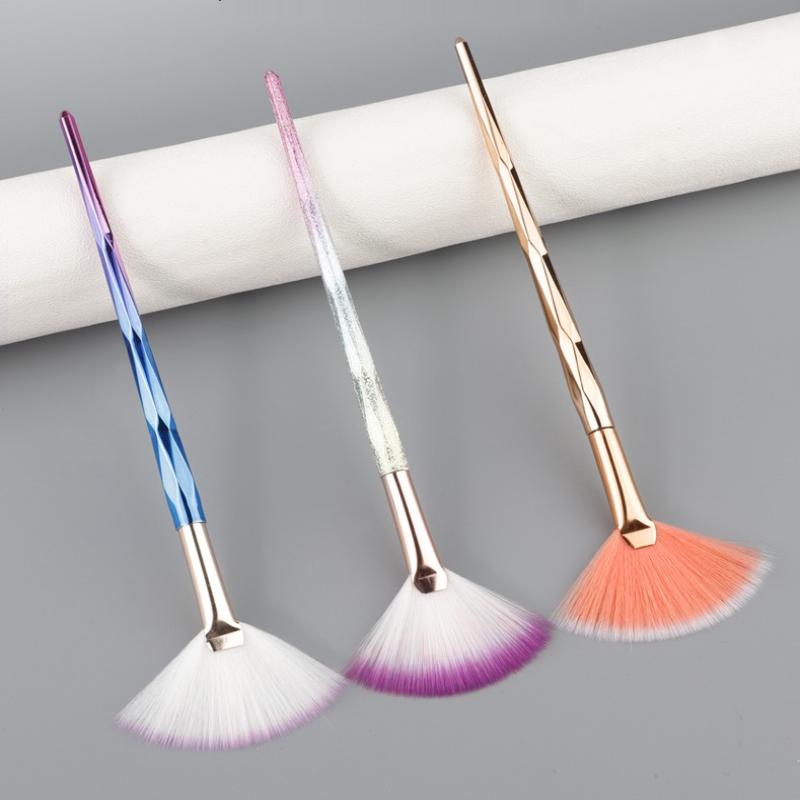 大型フラットハイライトブラッシュ扇形メイクアップブラシパウダ - Makeup Beauty Ro のレビューと価格